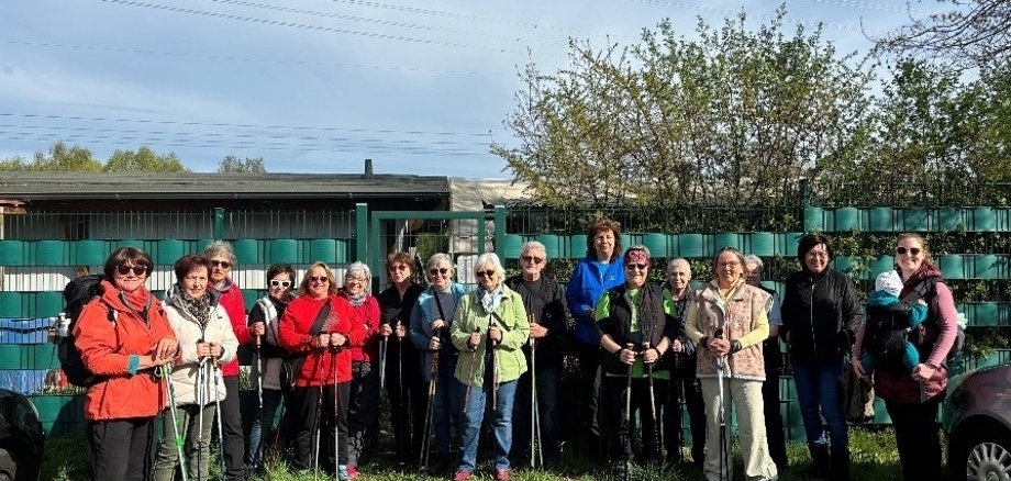 Gruppe an Menschen in Wanderbegleidung