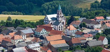 Die Kirche und verschiedene Häuser in Martinshöhe.