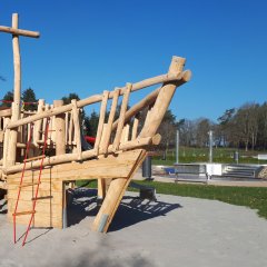 Großes Holz Spielschiff im Sand 
