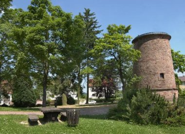 Alter Wasserturm und Menhir, Martinshöhe